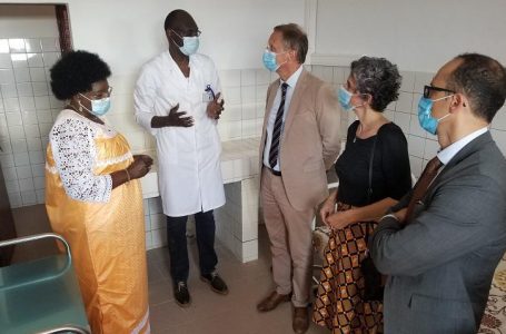 Burkina : l’Ambassadeur de l’UE visite l’Unité de prise en charge Covid-19 de l’hôpital de Bogodogo