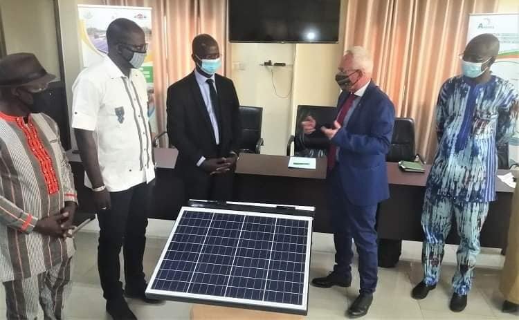 PACAO : l&rsquo;Union européenne offre du matériel pour appuyer la filière miel et énergie solaire
