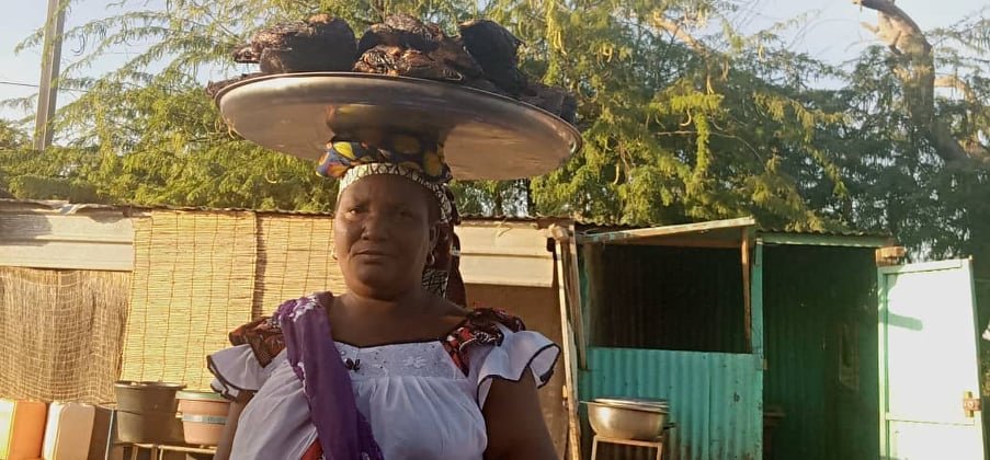 Adjatou Dicko : veuve de 48 ans et 18 ans de vente de poisson fumé dans la ville de Dori
