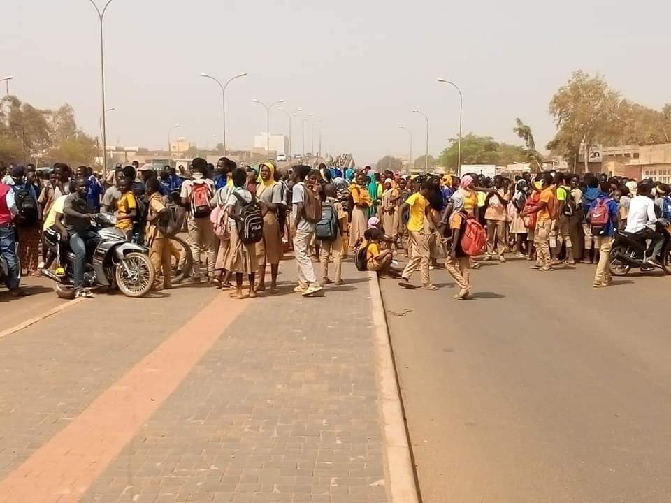 Supposée annulation du second tour aux examens du BEPC : des élèves des lycées et collèges prennent d’assaut l’échangeur de l’Est
