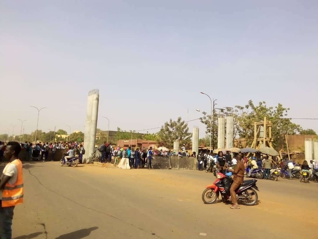 Ouagadougou : des élèves du Bogodogo bloquent la route de l’hôpital Yalgado