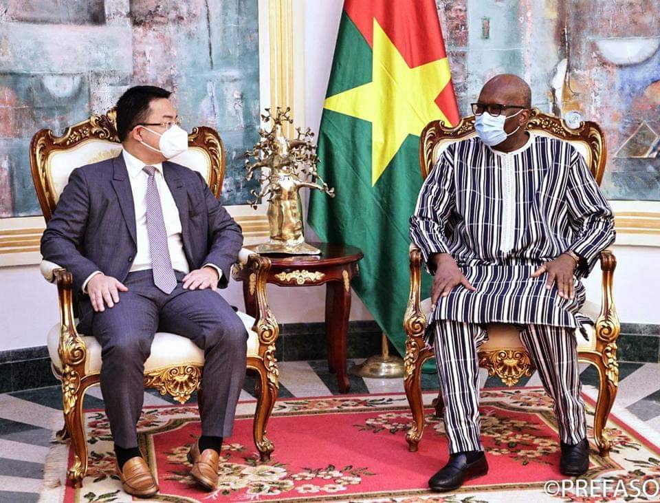 Transformation digitale : le chef de l&rsquo;Etat et le président pour la région Afrique du Nord de Huawei échangent sur le projet Smart Burkina