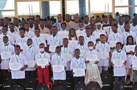 Journée de l’excellence scolaire : 99 lauréats reçoivent les félicitations du président du Faso