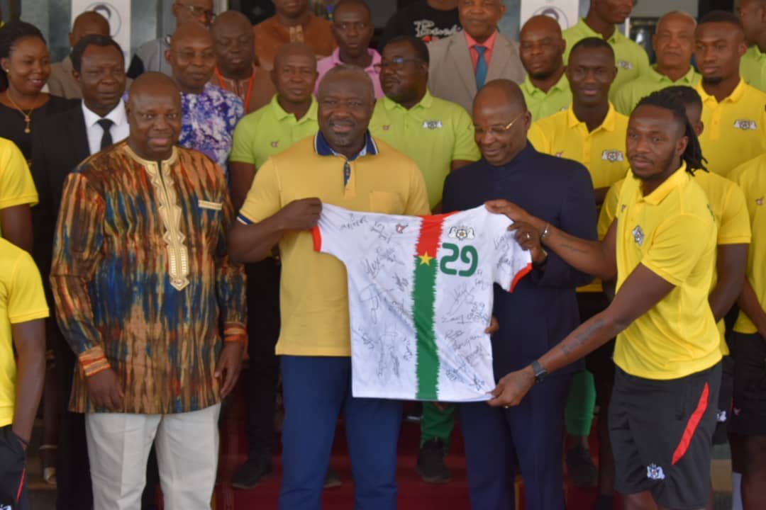 En route pour la CAN2022: Un maillot dédicacé pour la primature