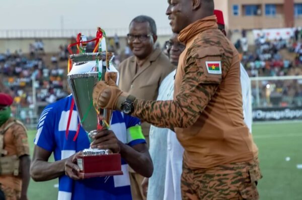36e édition de la Coupe du Faso : Le Président de la Transition remet le trophée au capitaine de l’EFO, équipe vainqueur