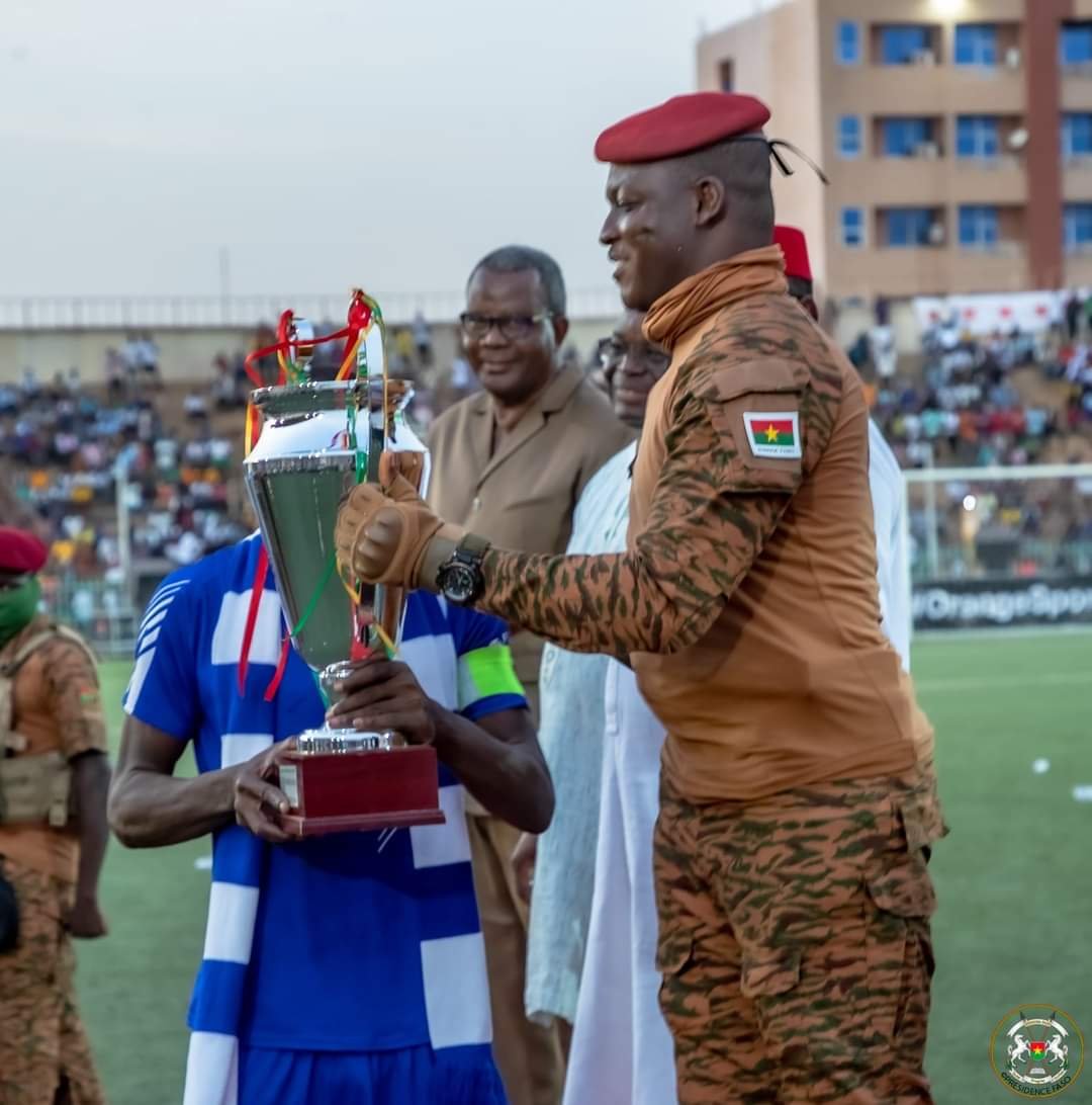 36e édition de la Coupe du Faso : Le Président de la Transition remet le trophée au capitaine de l’EFO, équipe vainqueur