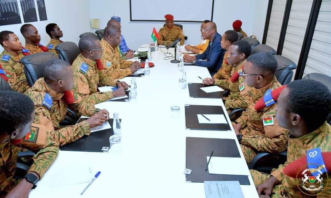 Séjour du Président de la Transition en Russie : le Chef de l’Etat échange avec des stagiaires militaires à Saint Pétersbourg
