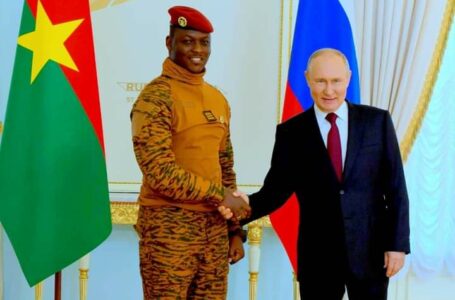 Coopération Burkina Faso-Russie : séance de travail entre le capitaine Ibrahim TRAORE et Vladimir POUTINE au Palais Constantin