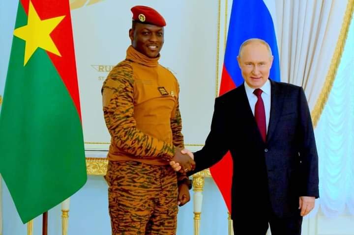 Coopération Burkina Faso-Russie : séance de travail entre le capitaine Ibrahim TRAORE et Vladimir POUTINE au Palais Constantin