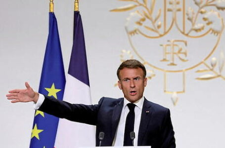 « Ni paternalisme, ni faiblesse, parce que sinon on n’est plus nulle part »Emmanuel Macron  