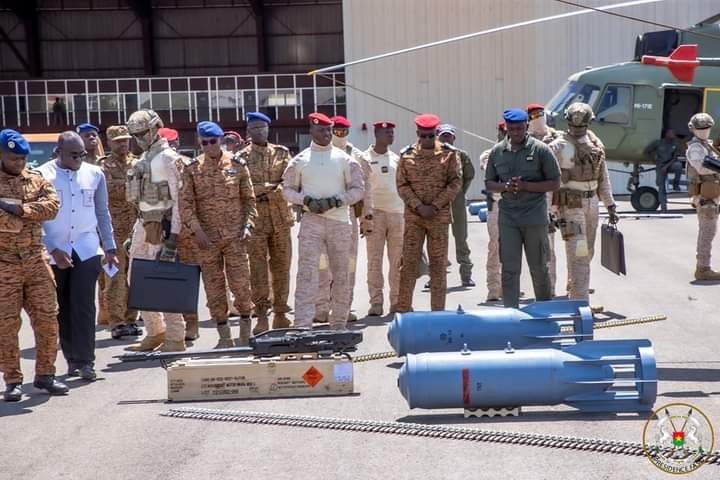 Reconquête du territoire : le Chef de l’Etat échange avec le personnel de l’Armée de l’air 