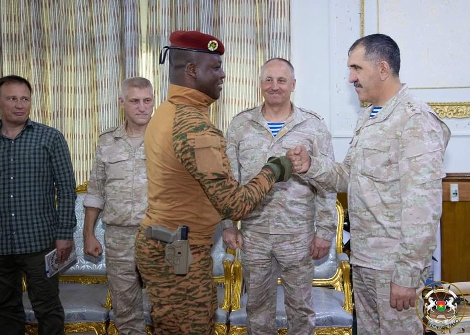 Défense : le Chef de l’Etat échange avec une délégation russe  