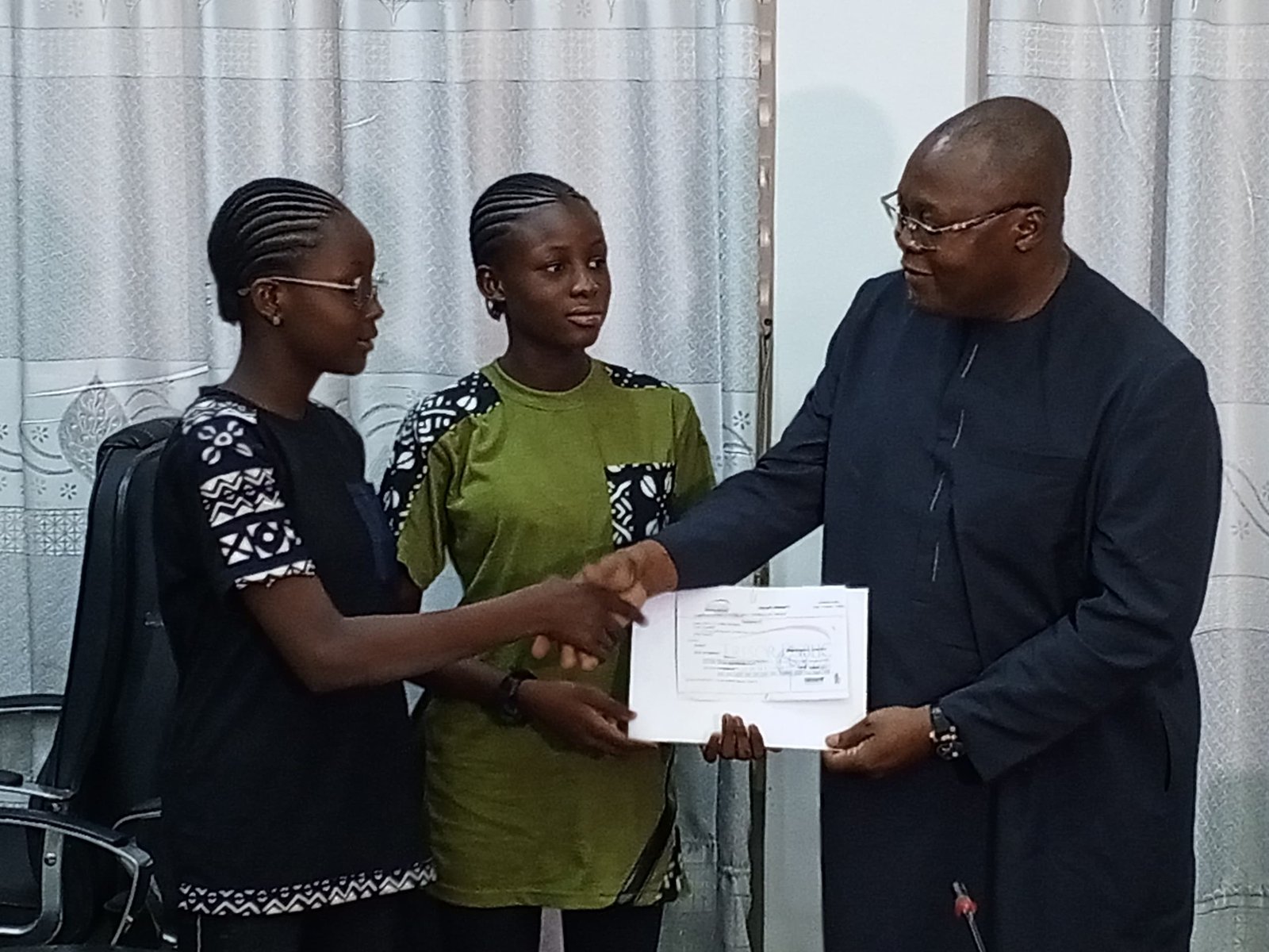 Fonds de soutien patriotique: Deux jeunes collégiennes et deux structures de la place contribuent à l&rsquo;effort de paix