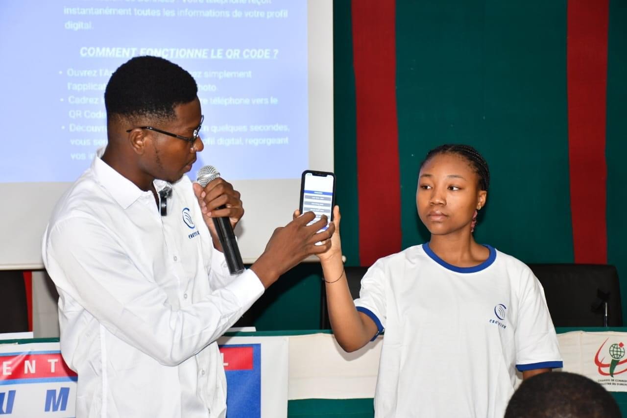 Innovation Technologique : Oracleum lance la toute première carte de visite connectée au Burkina Faso   