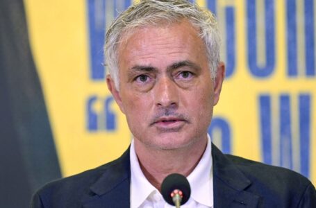 A seulement 20 minutes de jeu , José Mourinho reçoit un carton jaune lors de son début dans le championnat turc