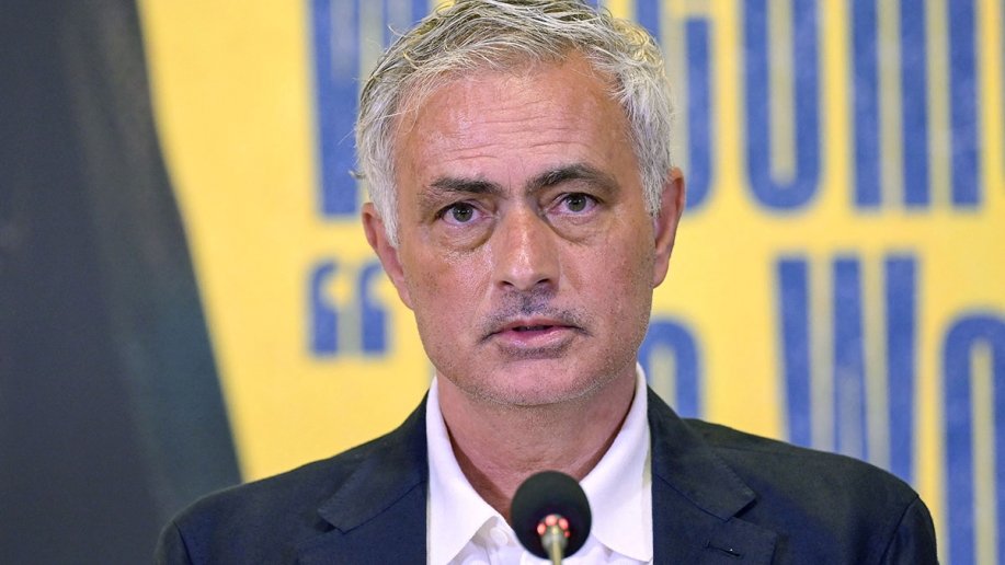 A seulement 20 minutes de jeu , José Mourinho reçoit un carton jaune lors de son début dans le championnat turc