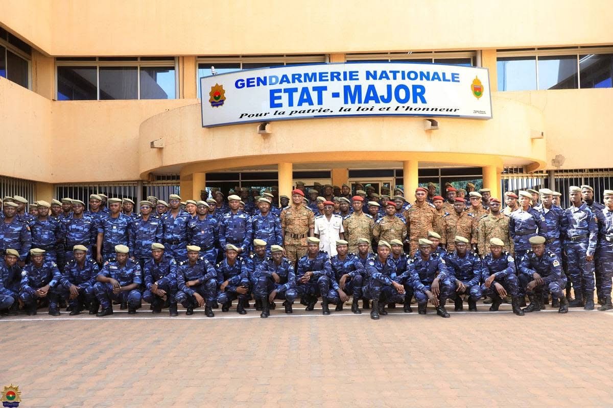 Renforcement de la cohésion militaire : Le Le Chef d’État-Major Général des Armées en visite à l’État-Major de la Gendarmerie Nationale 