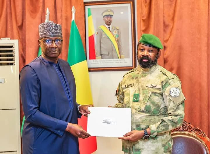 Renforcement des liens Mali–Sénégal : le Président Assimi Goïta reçoit le ministre sénégalais des Forces armées