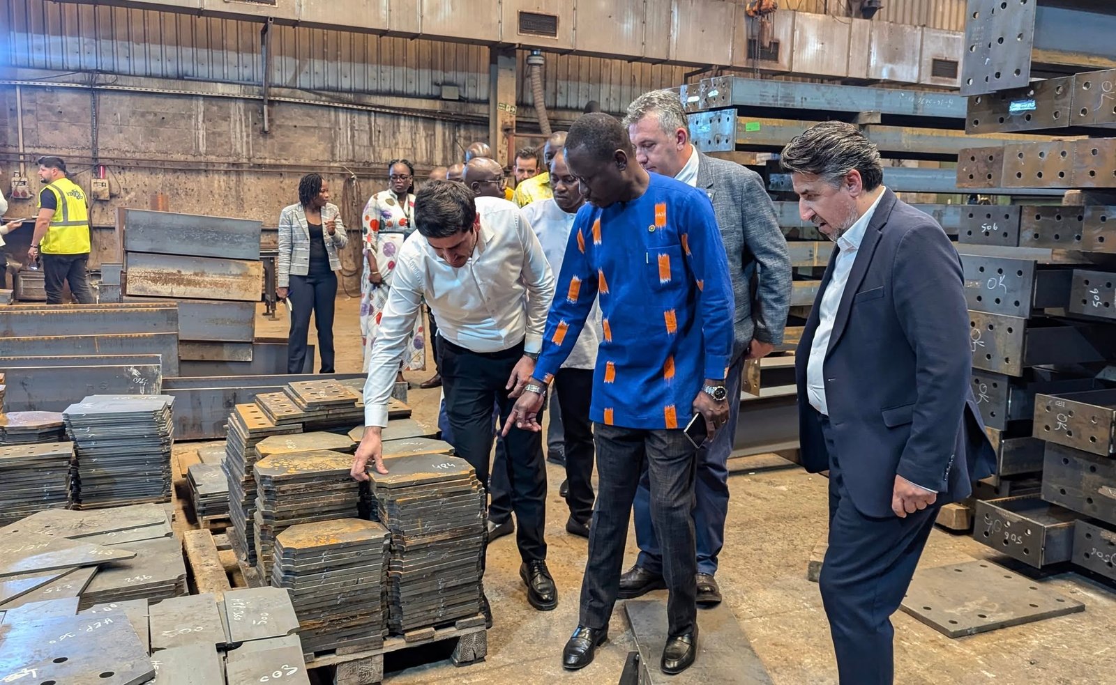 Construction du stade de Bobo Dioulasso : le Ministre Roland SOMDA satisfait de la production des préfabriqués