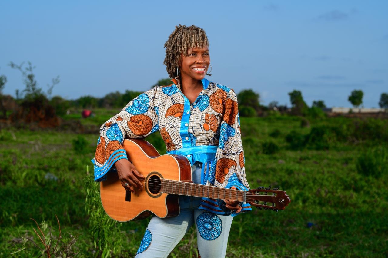 Grace Amegee : « La vie est belle », une philosophie musicale portée par la lumière et les bonnes vibrations