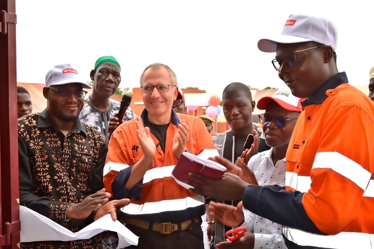 Connecter la jeunesse aux opportunités de demain : la mine de Mana inaugure le Centre Multimédia des Jeunes de Wona