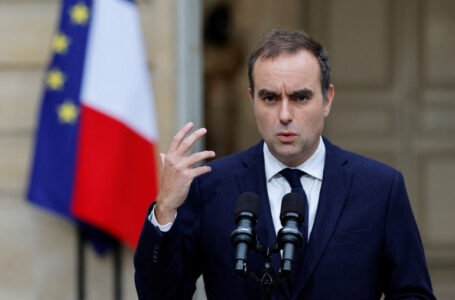 France : le Premier ministre annonce des couvre-feux et des mesures de soutien après les manifestations